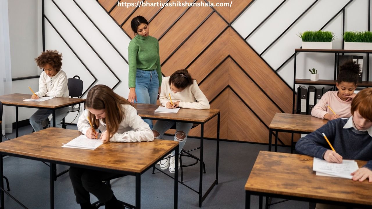 निबन्धात्मक तथा वस्तुनिष्ठ परीक्षाओं में अन्तर (Difference between Essay Type and Objective Type Tests)